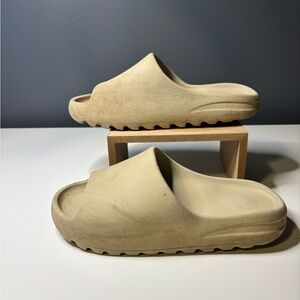 Adidas Yeezy Slide – Beige / Neutral Color – Men’s (Size 6)